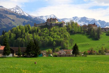 gravyer Kalesi ve Alpler, İsviçre