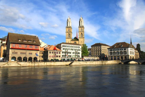 Zurich cityscape and river Limmat, Switzerland . — Stock Photo, Image
