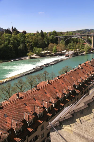 Városképet gazdagító épületnek szánták, Bern és az Aare folyó (Svájc) — Stock Fotó