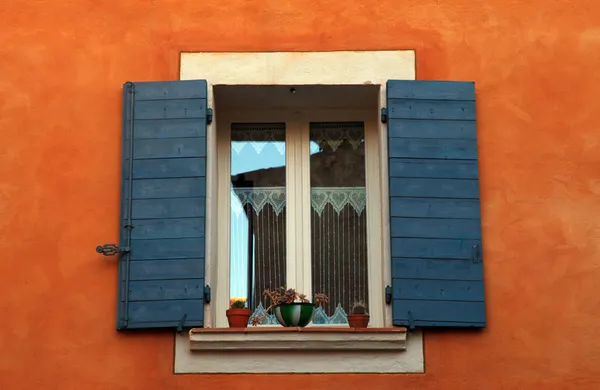 Franska fönster med blå fönsterluckor, provence, Frankrike. — Stockfoto