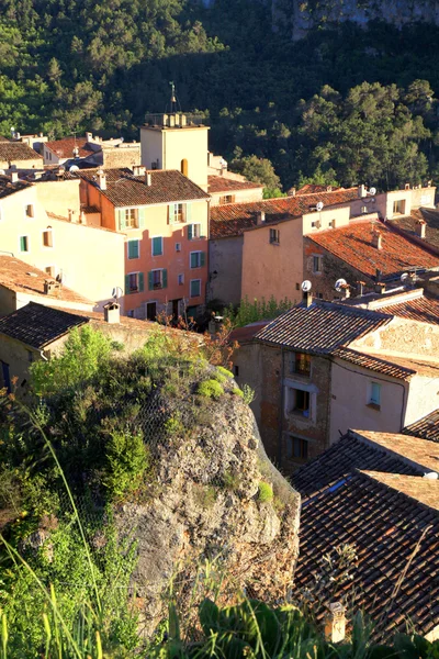 Dorp met oude mooie huizen in de provence, Frankrijk. — Stockfoto