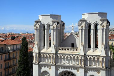 Basilique notre dame de güzel ve kırmızı kiremit çatılar, merkezinde