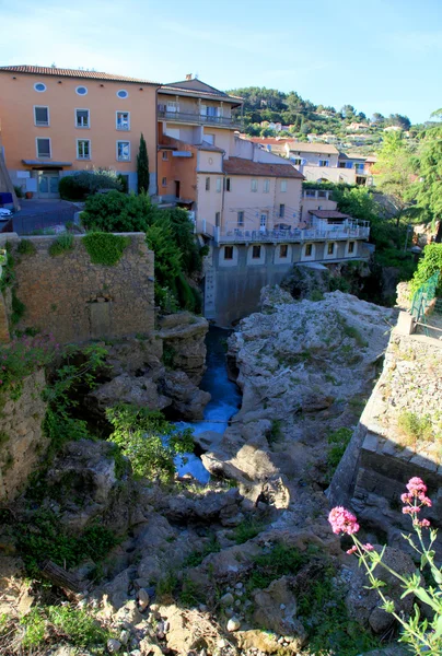 Byn med vattenfall, provence, Frankrike. — ストック写真