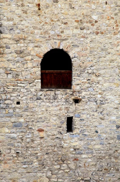 Ablak-ban régi kőfal, középkori vár — Stock Fotó