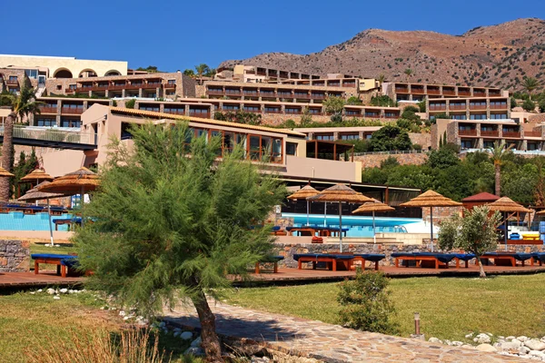 Modern summer resort villa with swimming pool(Crete, Greece). — Stock Photo, Image