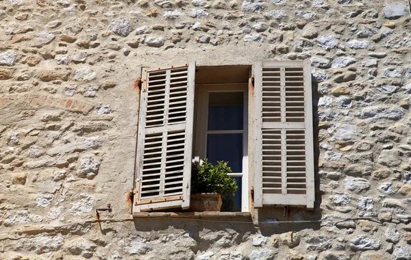 Ventana rústica con persianas de madera vieja en casa rural de piedra, Demostrar — Foto de Stock