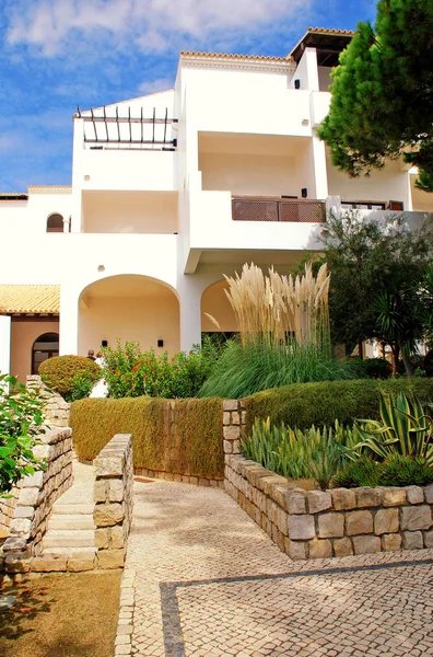 White hotel, green plants and blue sky — Stock Photo, Image