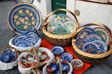 traditionele mediterrane aardewerk op de straatmarkt