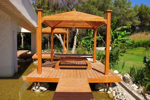Деревянный павильон в тропическом саду на летнем курорте — стоковое фото