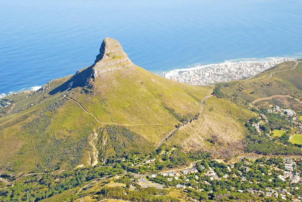 Lion 's Head mountain and Cape Town, South Africa . — стоковое фото