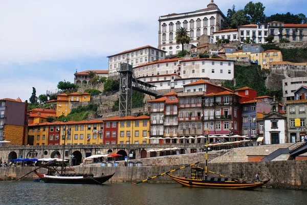 Ribeira e barcos de vinho ("Rabelo") no Rio Douro, Porto, Portugal — Fotografia de Stock