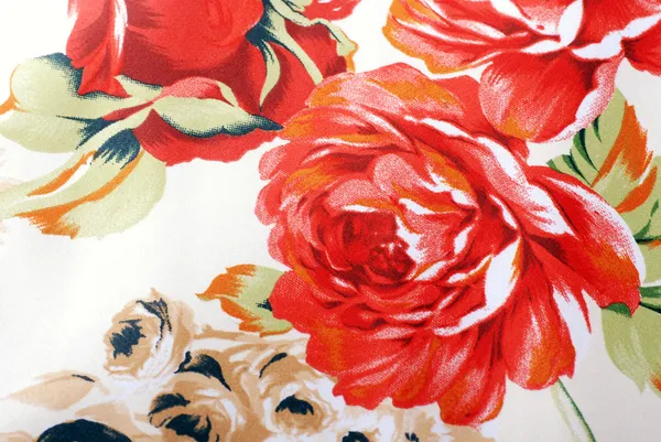 빨간 장미와 함께 실크 꽃 직물 — 스톡 사진