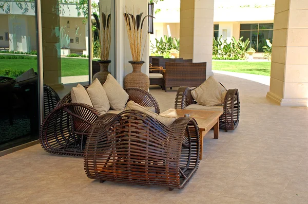 Плетеная мебель на открытом воздухе на роскошном курорте — стоковое фото
