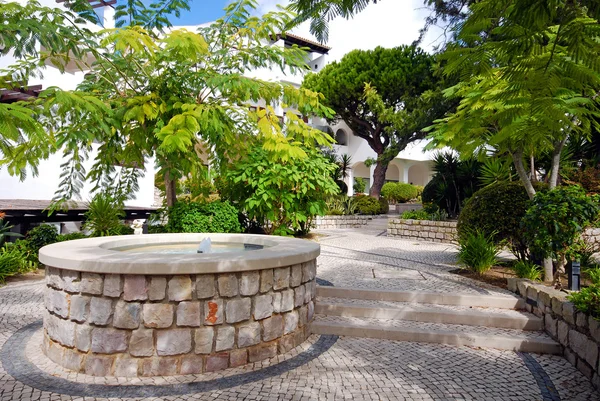 Hermosa fuente en patio empedrado escénico, Algarve, Portuga —  Fotos de Stock