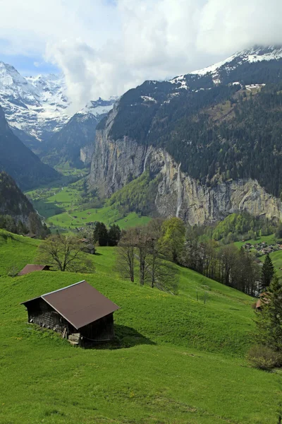 Bergdorp in de Alpen, Zwitserland . — Stockfoto