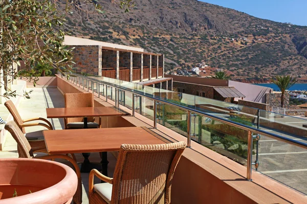 Terrasse extérieure avec chaises et table (Grèce ) — Photo