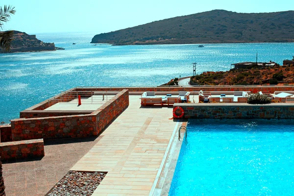 Zwembad en terras over de Middellandse Zee (Griekenland) — Stockfoto