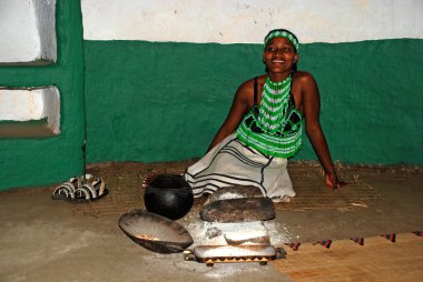 Zulu kadın (Güney Afrika kabile evinde Mısır yemek pişirme)