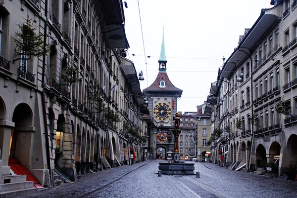 La torre del reloj medieval Zytglogge y la fuente Zahringer en Ber — Foto de Stock