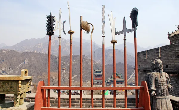 Antiguas lanzas y soldados en la Gran Muralla (China ) — Foto de Stock
