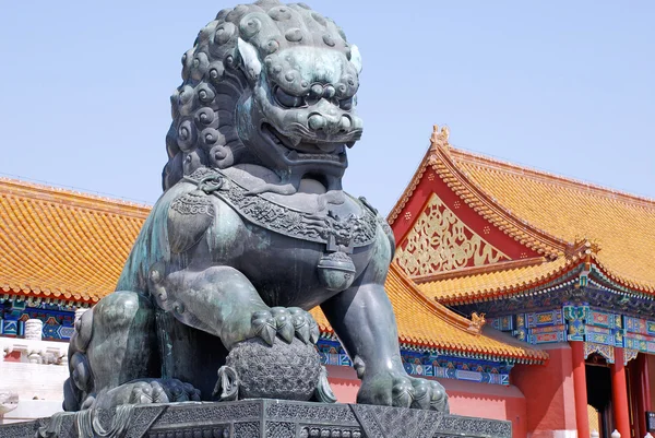 Bronzen Leeuw in de verboden stad (Peking, china) — Stockfoto