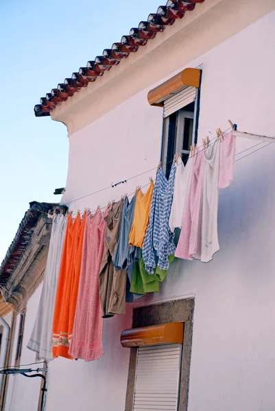 Wäscheleine an altem Haus in mediterranem Dorf — Stockfoto