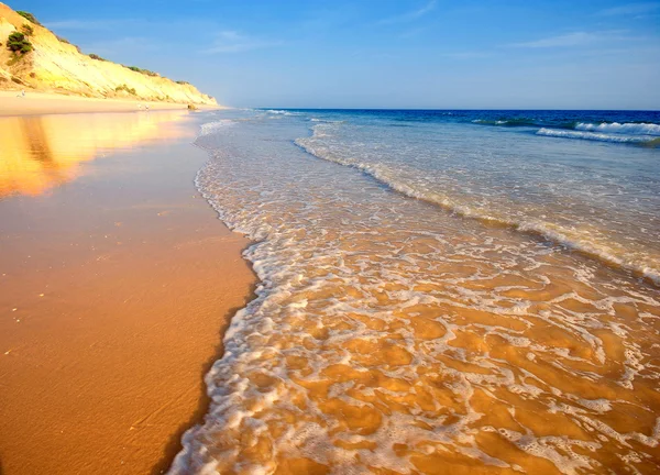 Pittoreske zand strand aan de Atlantische kust — Stockfoto