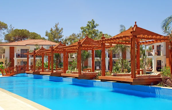 Piscina e pérgula de madeira — Fotografia de Stock