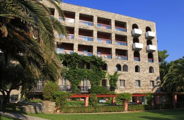 çağdaş otel, Bahçe ve mavi gökyüzü (Yunanistan)