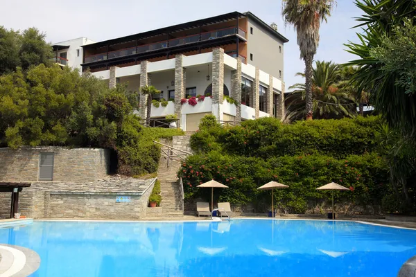 Station balnéaire estivale méditerranéenne avec piscine (Halkidiki, Greec — Photo