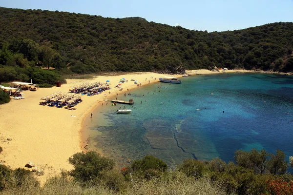 Zand strand en turquoise zee, ammouliani eiland, Griekenland — Stockfoto