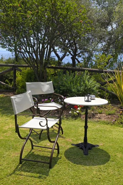 A kertben (Görögország tábla és vas székek) — Stock Fotó