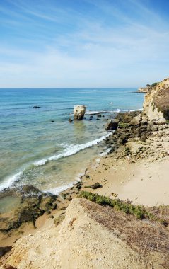 kayalar ve dalgalar deniz