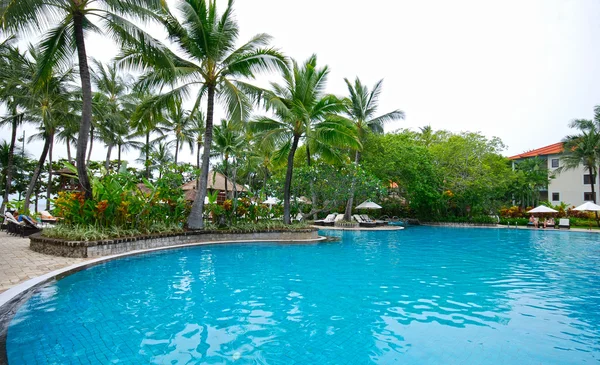 Bij het zwembad in luxe hotel, bali, Indonesië. — Stockfoto