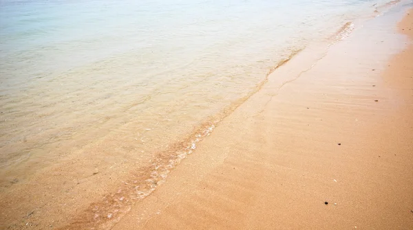 ชายหาดฤดูร้อนที่มีทรายทองคําและท้องฟ้าสีฟ้า — ภาพถ่ายสต็อก