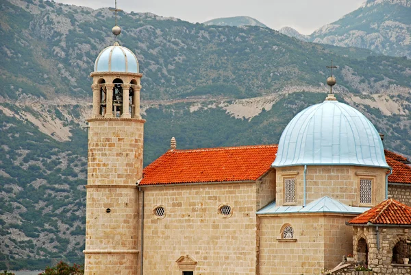 Nagyboldogasszony-templom a szikla, a Kotori-öböl (montenegro) — Stock Fotó