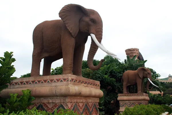 Gigantescas estatuas de elefantes en Ciudad Perdida (Sudáfrica) ) — Foto de Stock
