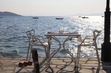 Beach café (Yunanistan günbatımı Deniz Manzaralı).