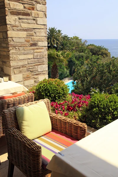 Poltrona de vime no terraço com vista para o mar e jardim (Greec — Fotografia de Stock