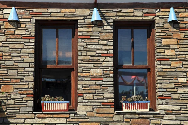 Традиционные окна в каменном доме, Греция — стоковое фото