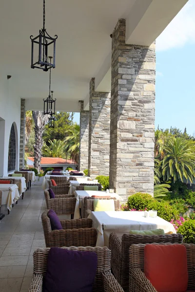 Café terrass med korgstolar, Grekland — Stockfoto