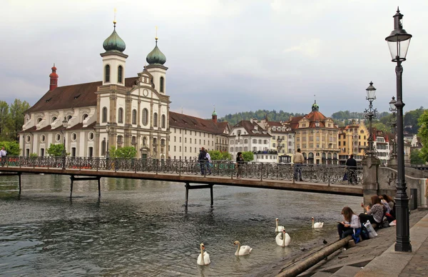 罗伊斯河、 卢塞恩、 瑞士的耶稣会教堂和脚桥 — 图库照片