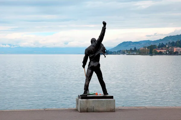 Estatua de Freddie Mercury en la orilla del lago Geneva, Montreux, S — Foto de Stock