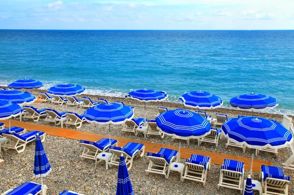 Ombrelloni sulla spiaggia di Nizza, Costa Azzurra, Francia — Foto Stock