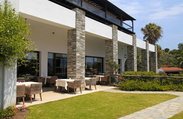 Garten-Café-Terrasse mit Korbsesseln, Griechenland — Stockfoto