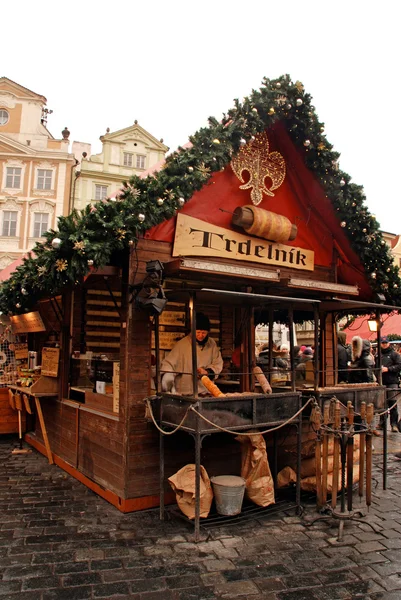 Trdelnik - rulo hamur işleri Prag Noel pazarı — Stok fotoğraf