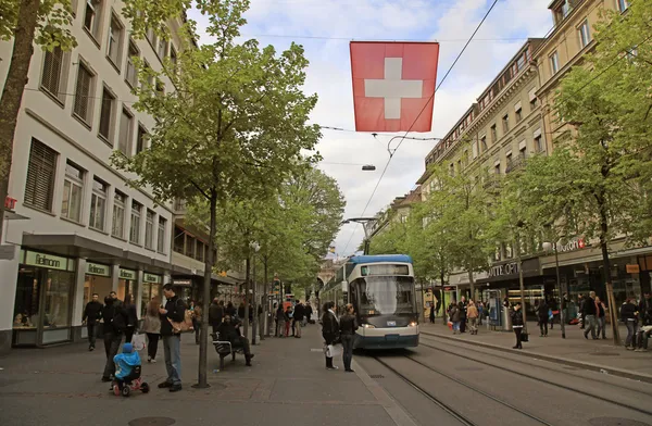 Eléctrico na Bahnhofstrasse em Zurique, Suíça — Fotografia de Stock