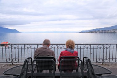 Kıdemli erkek ve kadın rahatlatıcı, lake geneva, İsviçre