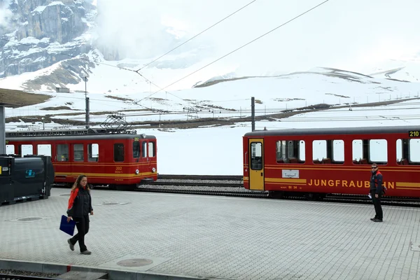 Поезда железной дороги в Юнгфрау, Швейцария — стоковое фото