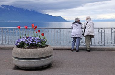 Cenevre Gölü waterfront adlı üst düzey kadın